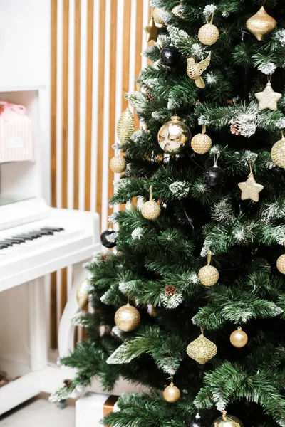 Decoración Año Nuevo Árbol Navidad Cerca Del Piano Blanco Interior —  Fotos de Stock