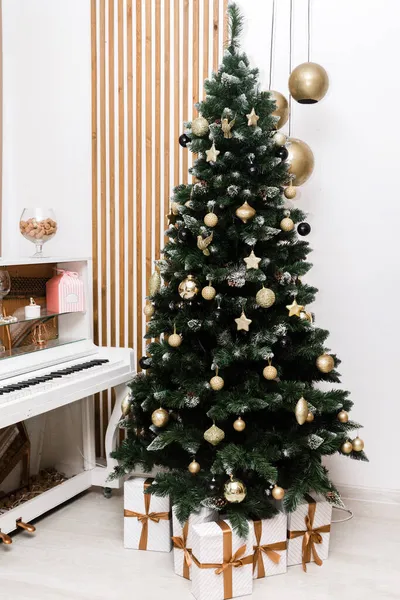 Decoração Ano Novo Árvore Natal Perto Piano Branco Interior Clássico — Fotografia de Stock