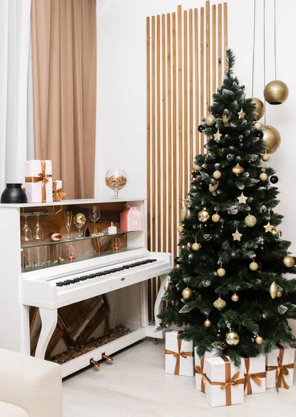 Decoração Ano Novo Árvore Natal Perto Piano Branco Interior Clássico — Fotografia de Stock