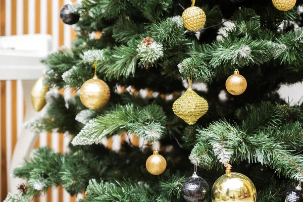 Χριστουγεννιάτικα Στολίδια Χρυσό Χρώμα Κρέμονται Στο Δέντρο — Φωτογραφία Αρχείου