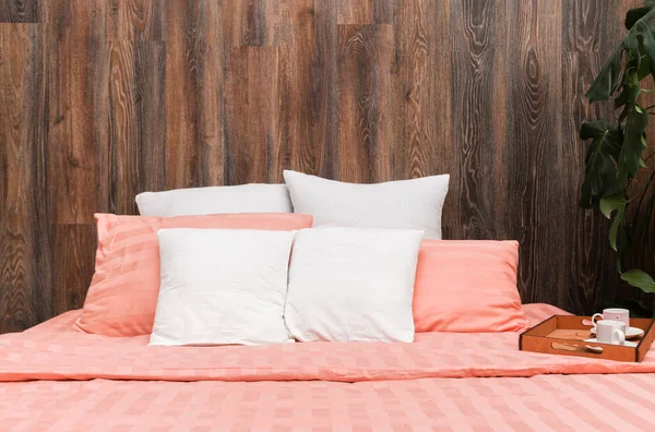 Яко Рожеве Покривало Білі Подушки Ліжку Спальні — стокове фото