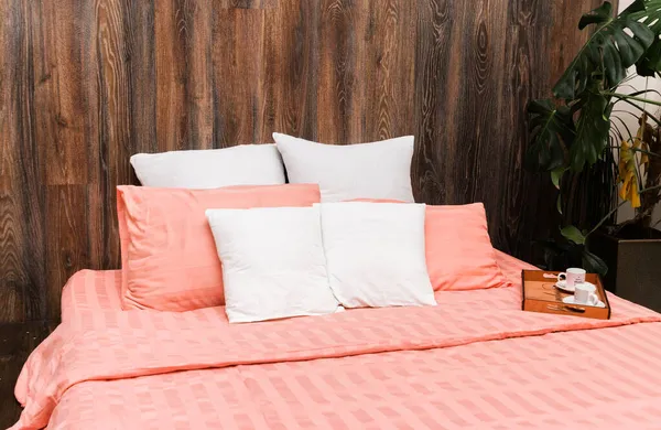 Яко Рожеве Покривало Білі Подушки Ліжку Спальні — стокове фото