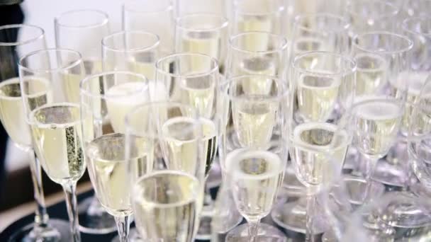 Číšník nalévá šampaňské do sklenice — Stock video