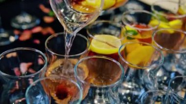 Garson bardaklara limonata doldurur.