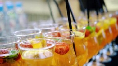 Muz masasında pipetli meyve limonatası.