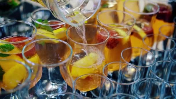 侍者把柠檬水倒在玻璃杯里 — 图库视频影像