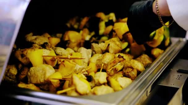 Barbecue au poulet aux courgettes en marmite — Video