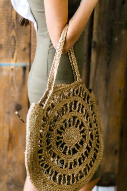 Güzel hasır çanta Kadın ellerinde eko malzemelerden yapılmış