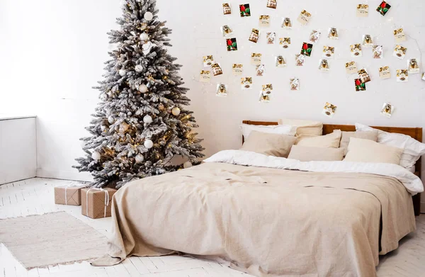 Quarto Branco Com Árvore Natal Cama Confortável Travesseiros Espaço Cópia — Fotografia de Stock