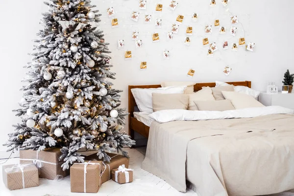 Witte Slaapkamer Met Kerstboom Comfortabel Bed Kussens Kopieerruimte Concept Nieuwjaar — Stockfoto