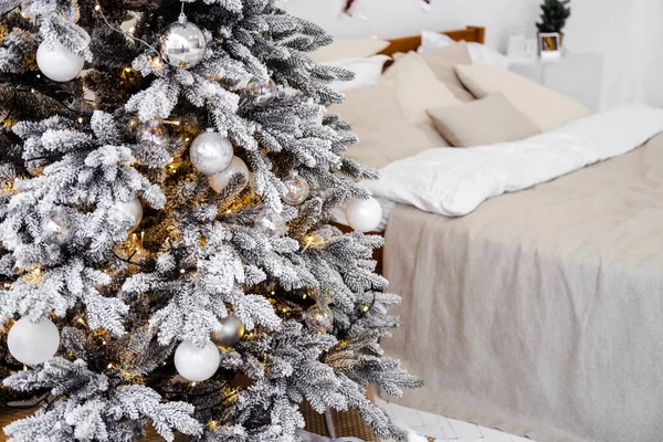 Ένα Χριστουγεννιάτικο Δέντρο Διακοσμημένο Τεχνητό Χιόνι Ασημένιες Μπάλες Παιχνιδιών Και — Φωτογραφία Αρχείου