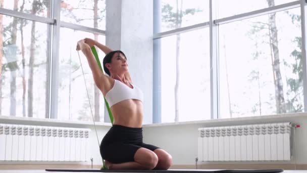 Fiatal gyönyörű nő vagy lány jóga gyakorlatokat végez a szobában — Stock videók