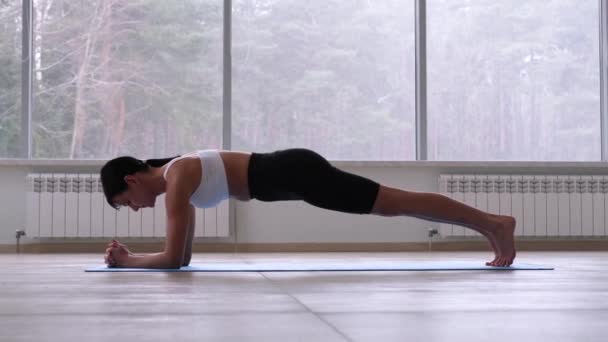 Schlank fitnes junges Mädchen beim Planken im Fitnessclub — Stockvideo