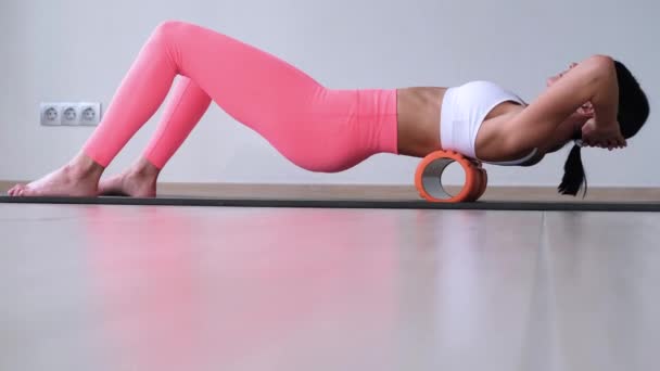 Beautiful Athletic Young Woman Fashionable Fit Wear Using Foam Roller — Stock Video