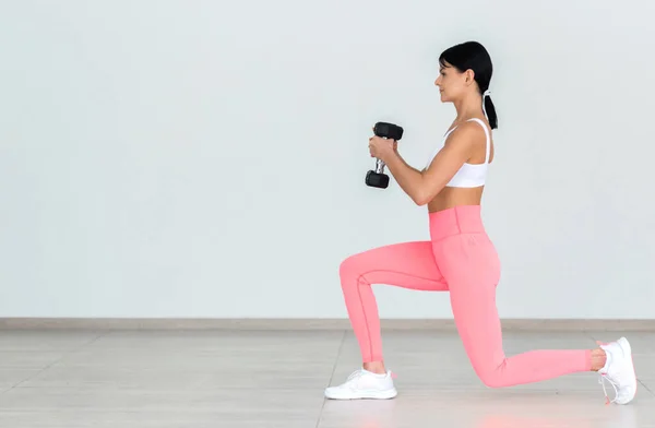 Een Brunette Meisje Een Witte Top Koraal Leggings Maakt Lunges — Stockfoto