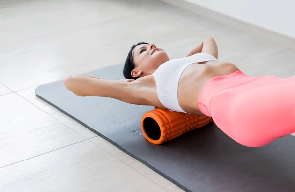 Beautiful Athletic Young Woman Fashionable Fit Wear Using Foam Roller — 图库照片