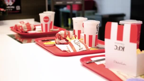 KFC restaurant worker puts food on a tray - Minsk, Belarus - September 20, 2021 — Stockvideo