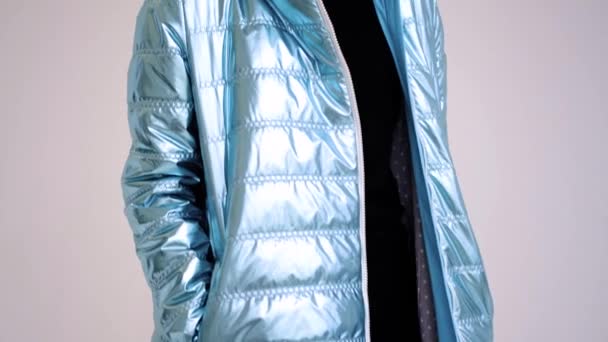 Nice coat in blue metallic color with pockets and white zipper — Stockvideo
