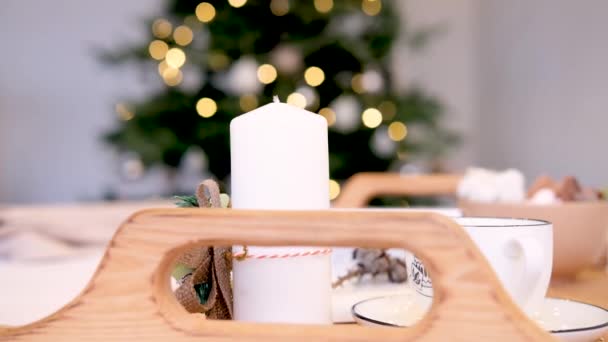 クリスマスツリーを背景にしたお祝いのキャンドル — ストック動画