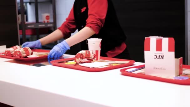 KFC restaurant worker puts food on a tray - Minsk, Belarus - September 20, 2021 — Vídeo de Stock