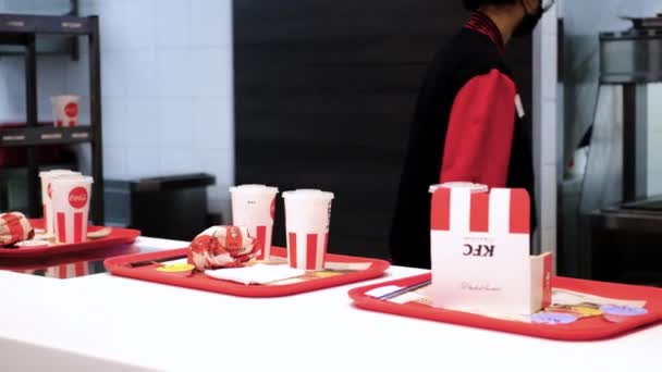 KFC restaurant worker puts food on a tray - Minsk, Belarus - September 20, 2021 — ストック動画