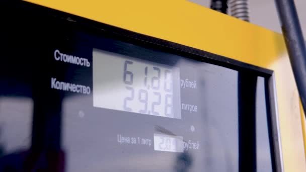 Digital numbers for fuel sale at a gas station — Stock Video