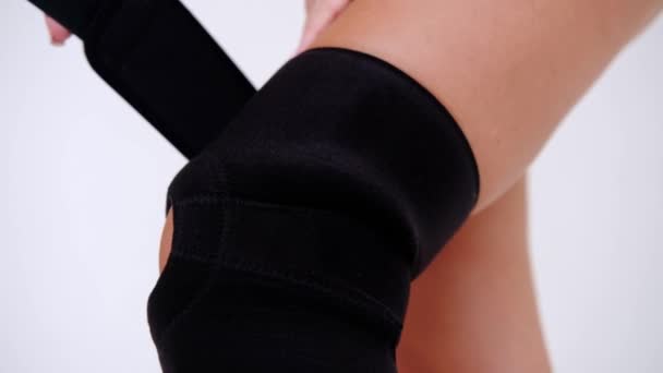 Knie Support Brace Been Geïsoleerd Witte Achtergrond Orthopedische Anatomische Orthose — Stockvideo