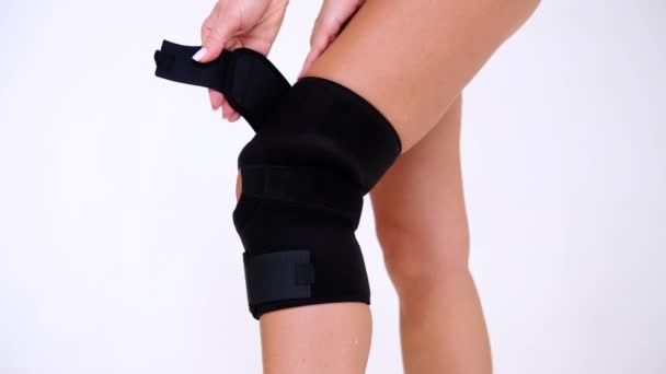Knee Support Brace Nodze Odizolowany Białym Tle Ortopedyczna Orteza Anatomiczna — Wideo stockowe