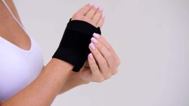 Black Wrist Thumb Brace Stabilizer Woman Hand — Vídeo de stock