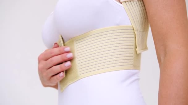 骨科腰椎支持产品 腰椎支持带 后备箱纺锤的定位修正器 腰部腰部腰部腰部支撑带坚固的下背板支撑 孕妇和产后腰椎支架 — 图库视频影像