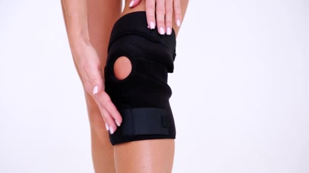 Knie Support Brace Been Geïsoleerd Witte Achtergrond Orthopedische Anatomische Orthose — Stockvideo