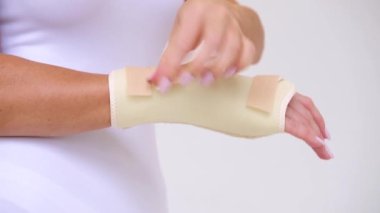 Hızlı bir iyileşme ve bileğindeki ağrı için tutucu. Bileklik, güçlü kullanım sırasında ya da iyileşmesini sağlamak için bileğe takılan bir giysidir..
