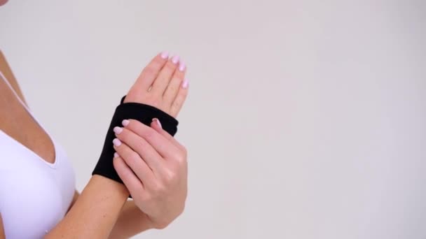 Black Wrist Και Thumb Brace Σταθεροποιητής Στο Γυναικείο Χέρι — Αρχείο Βίντεο