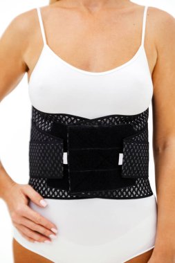 İnsan vücudunda ortopedik bel korsesi. Sırt desteği, bel destek kemeri. Sırt köprücük kemiği için duruş düzelticisi. Ameliyat sonrası fıtık, hamilelik ve doğum sonrası bel desteği..