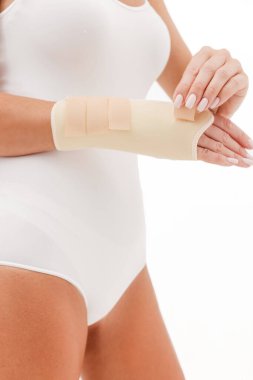 Hızlı bir iyileşme ve bileğindeki ağrı için tutucu. Bileklik, güçlü kullanım sırasında ya da iyileşmesini sağlamak için bileğe takılan bir giysidir..