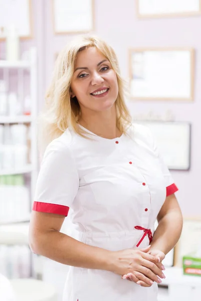 Retrato Mujer Rubia Doctora Salón Belleza Uniforme Blanco Esteticista Mirando —  Fotos de Stock