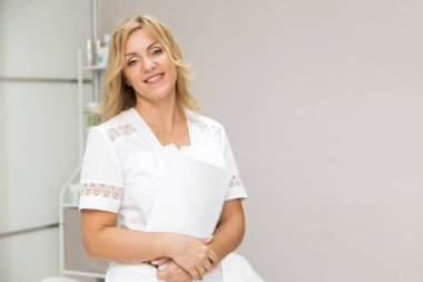 Güzellik salonunda kozmetik uzmanı. Güzellik kliniğinde kozmetolog dermatolog. Yüz bakımı. Kozmetik prosedürleri. Yatay fotoğraf