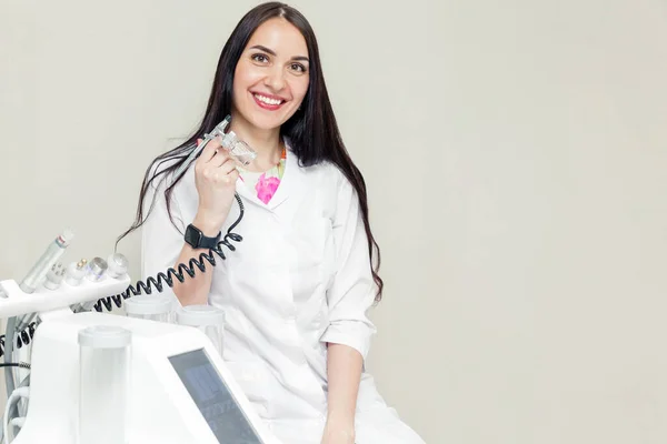 Esteticista Posando Junto Una Máquina Belleza Una Pistola Inyección Oxígeno —  Fotos de Stock