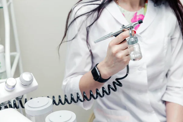 Güzellik Uzmanı Elinde Oksijen Enjeksiyonu Tabancasıyla Güzellik Makinesinin Yanında Poz — Stok fotoğraf