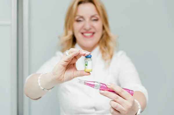 Kadın Bir Doktor Kozmetik Uzmanı Elinde Bir Mesoterapi Aleti Çözümü — Stok fotoğraf