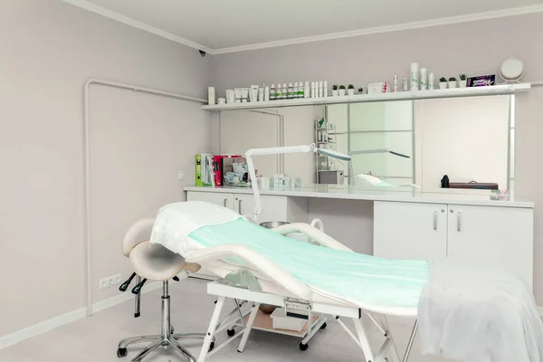 Cosmetoloog Leeg Kantoor Met Zorg Cosmetica Massagetafel Een Moderne Schoonheidssalon Stockfoto