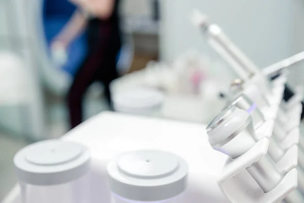 Yaşlanma ve akne tedavisi için spa kliniğindeki Hidrosiyal yüz bakım makinesine eklentiler. Estetik tıp konsepti, güzellik aletleri, güzellik endüstrisindeki son teknolojiler. Yatay fotoğraf