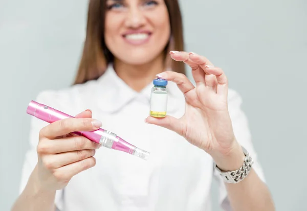 Kadın Bir Doktor Kozmetik Uzmanı Elinde Bir Mesoterapi Aleti Çözümü — Stok fotoğraf