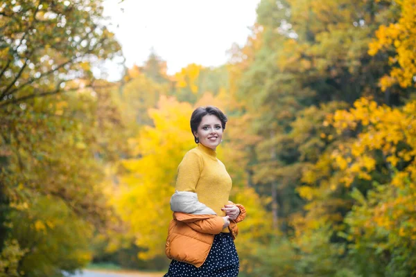 Piękna Kobieta Żółtym Swetrze Pomarańczowej Kurtce Uśmiecha Się Patrzy Kamerę — Zdjęcie stockowe