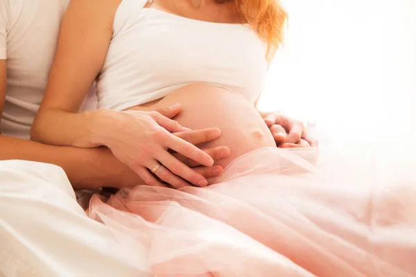Imagen Dos Pares Manos Sobre Vientre Desnudo Una Mujer Embarazada Fotos de stock libres de derechos