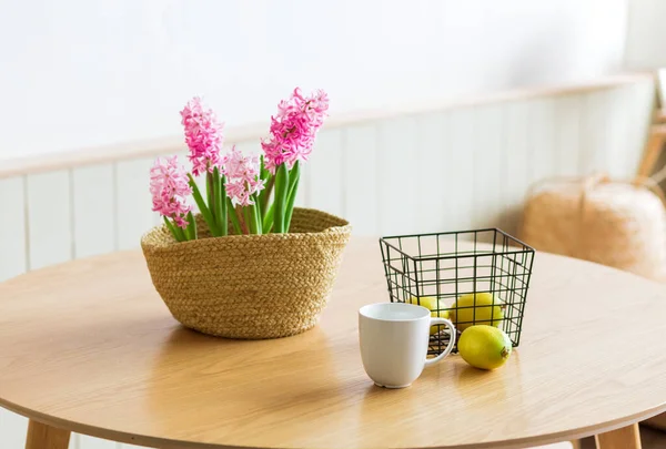 Auf Dem Tisch Stehen Eine Vase Mit Hyazinthe Zitronen Einer lizenzfreie Stockbilder