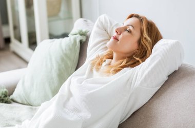 Olgun bir kadın evde vakit geçiriyor. Dijital detoks konsepti, cumartesi ve pazar günleri boş zaman. Kendini batırma. Rahatlatıcı ve yansıtıcı