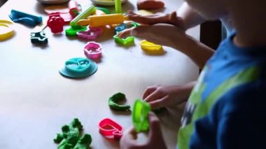 Kadın elleri renkli hamura değişik şekiller verir.