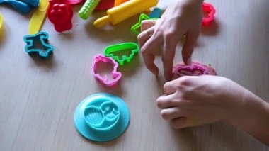 Hamuru şekillendirmek için plastik küf kullanan kadın.