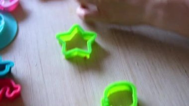 Hamuru şekillendirmek için plastik küf kullanan kadın.